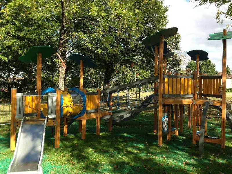 Équipement ludique en bois sur sol naturel