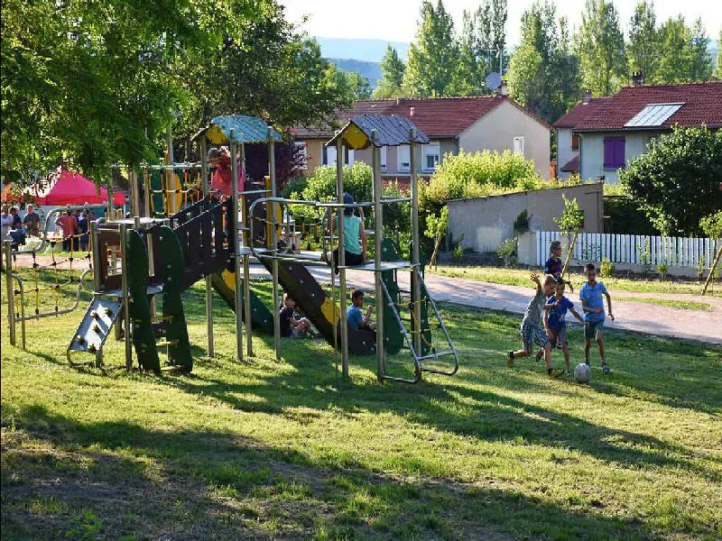 Aire de jeux sur gazon équipée de dalles GrasSécurité