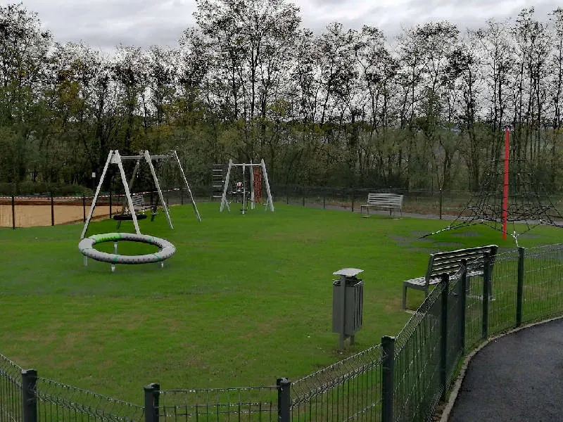 Aire de jeux paysagère sur gazon équipée de dalles GrasSécurité Color